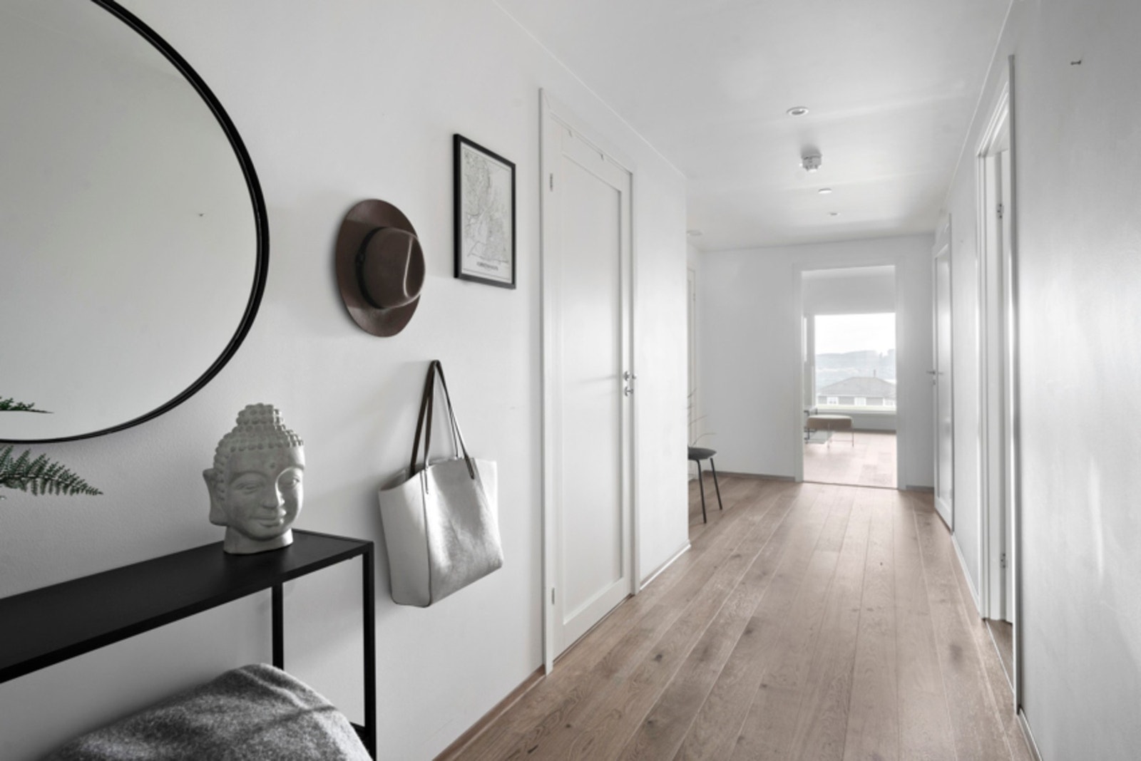 En åpen og ryddig entré som ønsker deg velkommen hjem Galleribilde