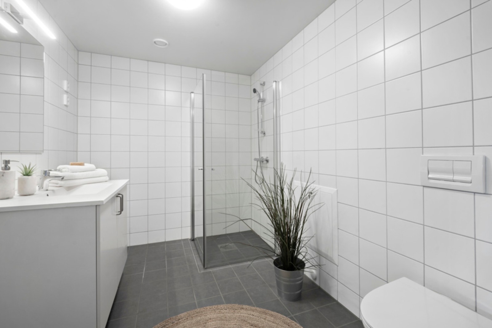 Et delikat bad med tidløs utforming som gir en behagelig atmosfære Galleribilde