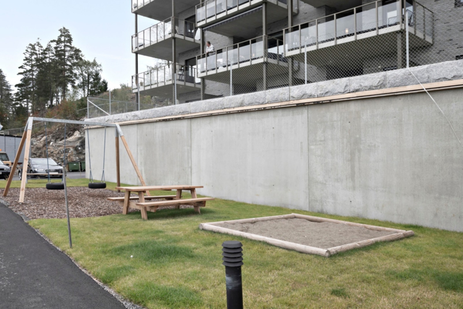 Et hyggelig felles uteområde der barna kan leke trygt Galleribilde