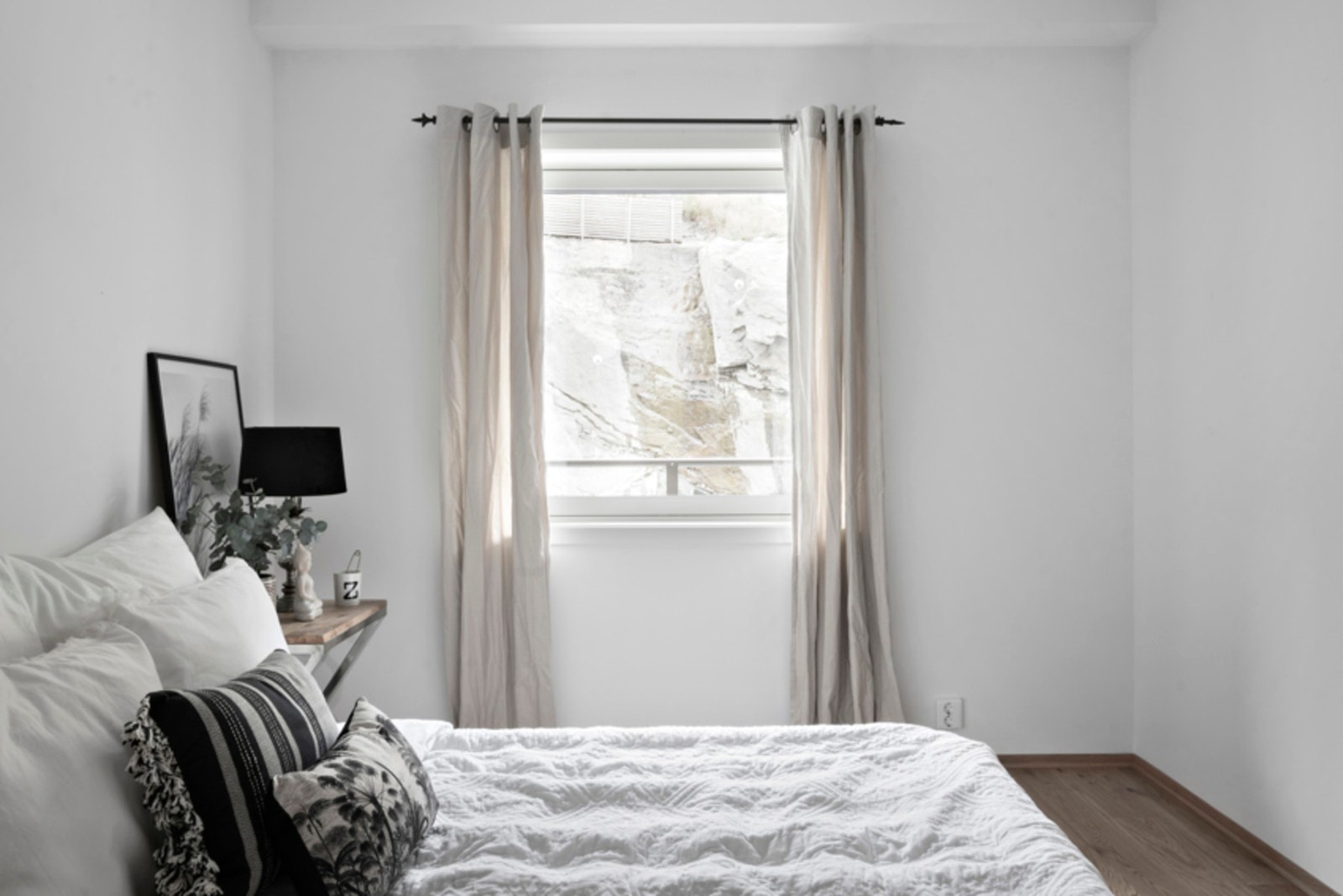 Soverom 1 - Hovedsoverom med plass til dobbeltseng, nattbord og garderobeløsning Galleribilde