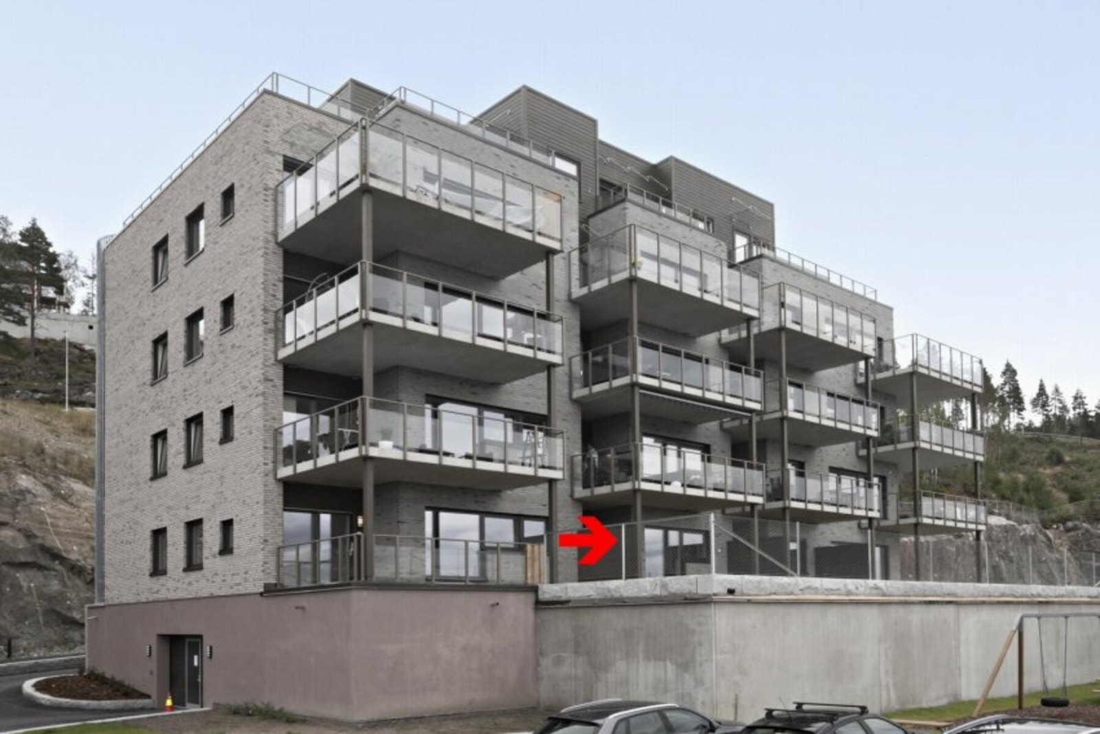 Bygget har felles garasjeanlegg i underetasjen, med heis- og trappeadkomst til boligene Galleribilde