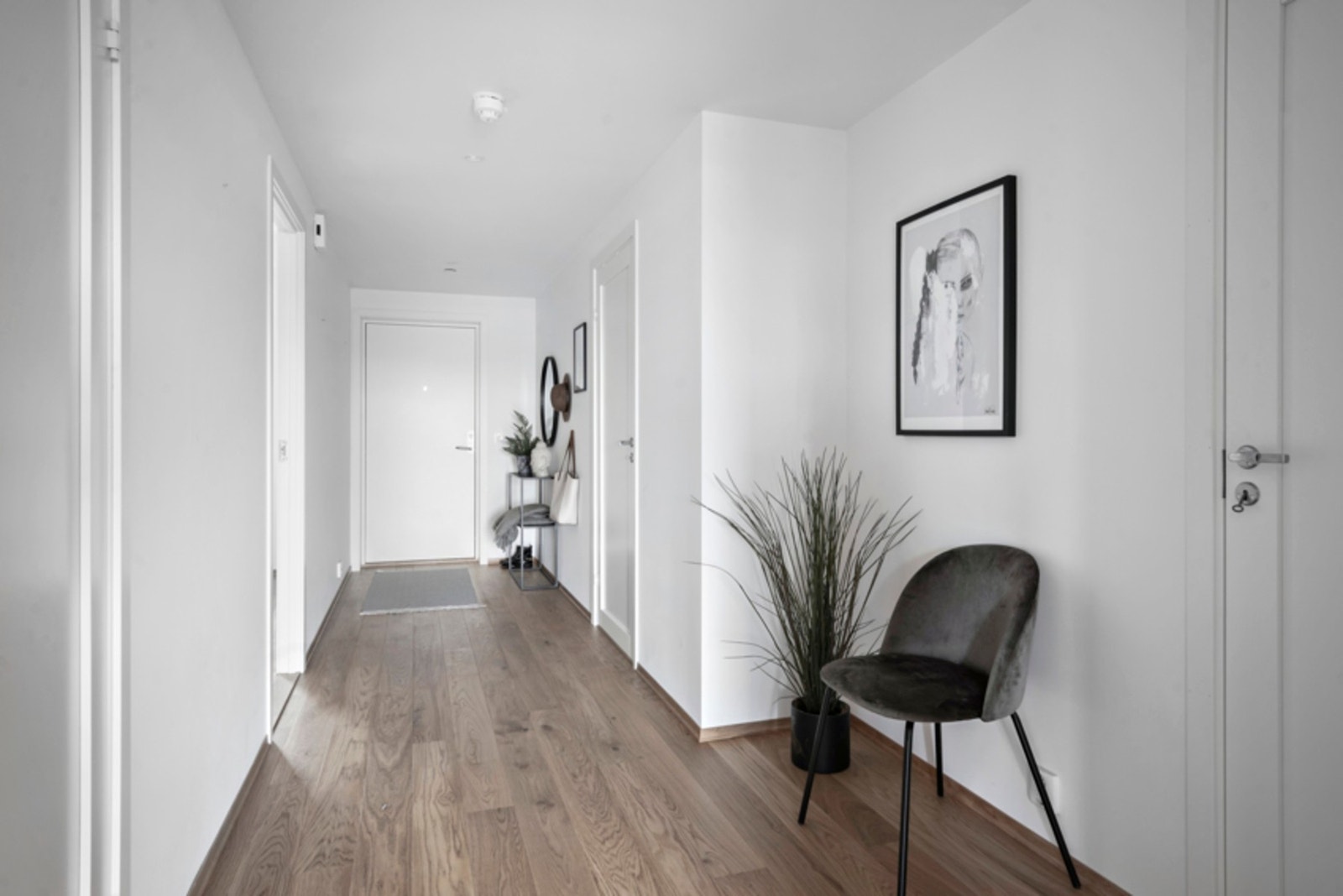 Lys gang som binder sammen boligens rom på en praktisk måte Galleribilde