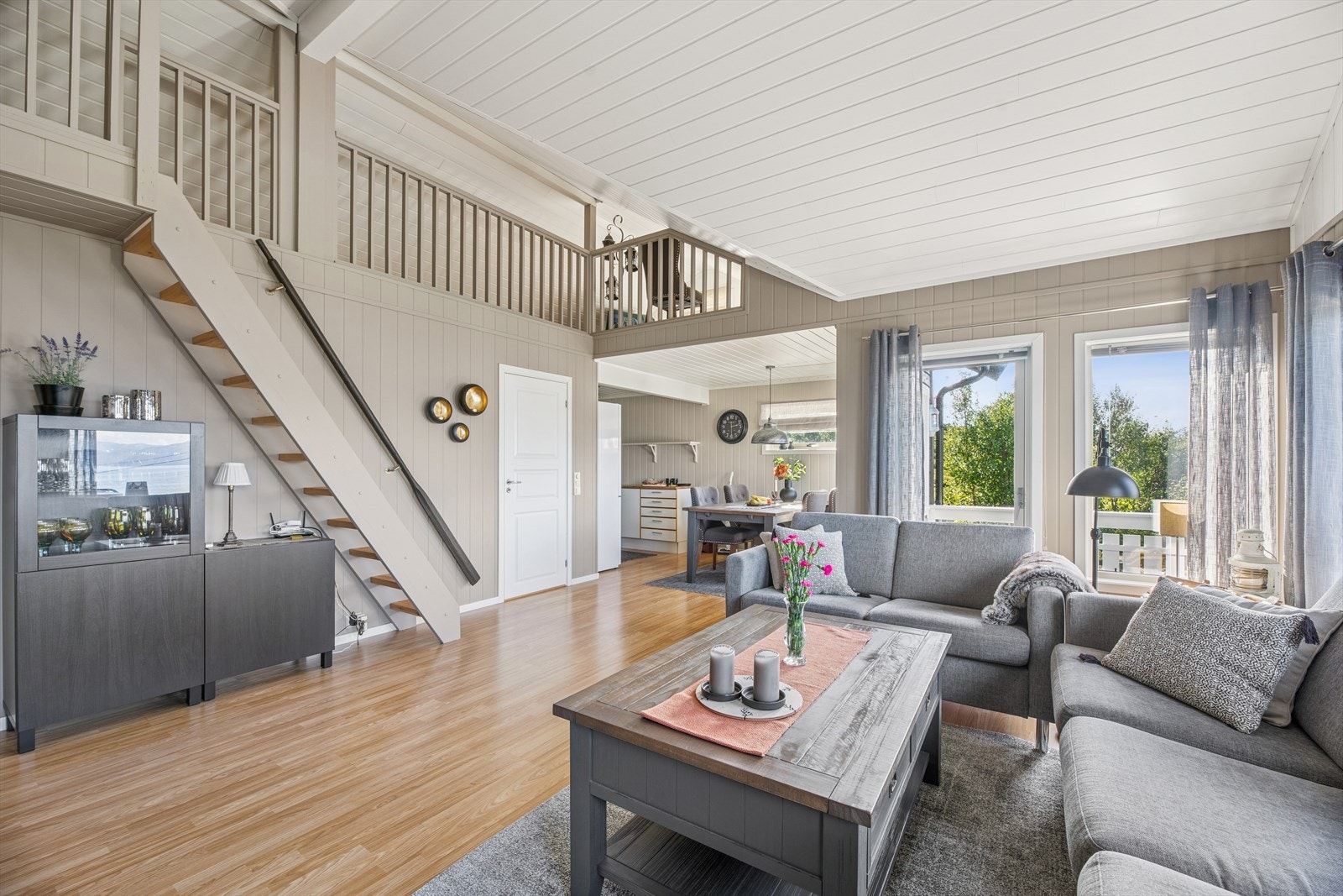 Gulvet er belagt med laminat, mens veggene har malte panelplater. Galleribilde