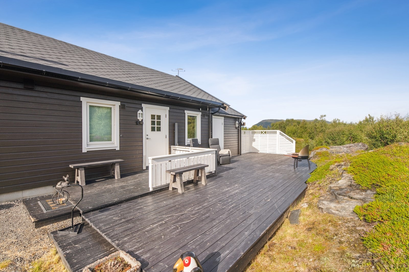 Flere herlige plasser å oppholde seg utendørs på fritidseiendommen. Galleribilde