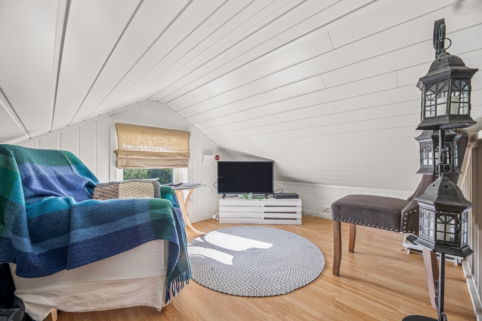 I tillegg har fritidsboligen en praktisk hems som gir ekstra plass. Galleribilde