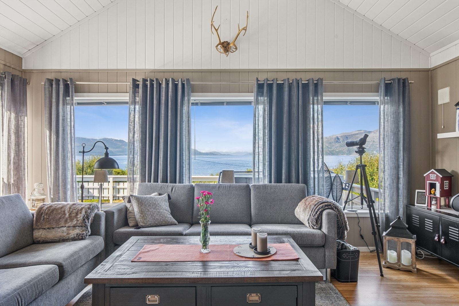 Rommet preges av god takhøyde og store vindusflater som gir flott utsikt. Galleribilde