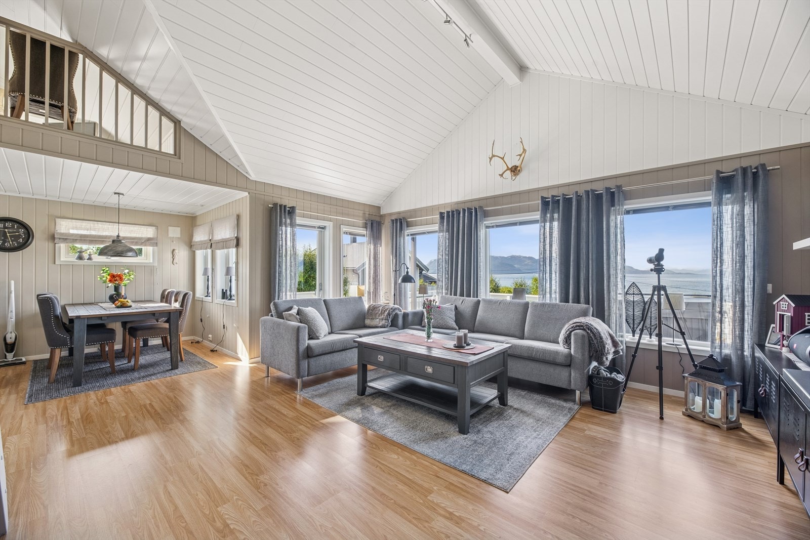 Fritidsboligen har et flott oppholdsrom som består av stue og kjøkken i en åpen og sosial løsning. Galleribilde