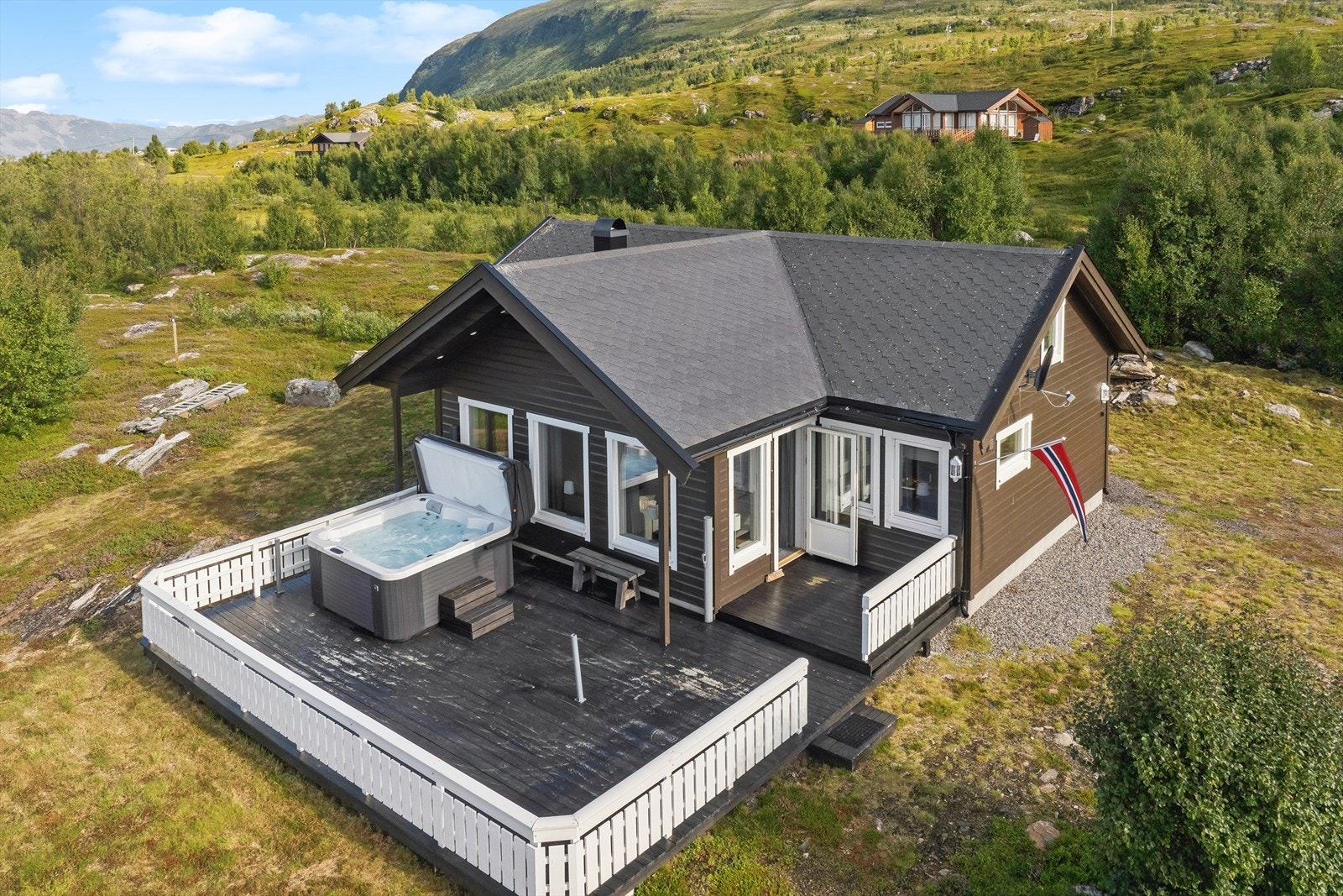 Storekorsnesveien 170 er en flott fritidsbolig beliggende i et nydelig kupert kystterreng ved Storekorsnes. Galleribilde