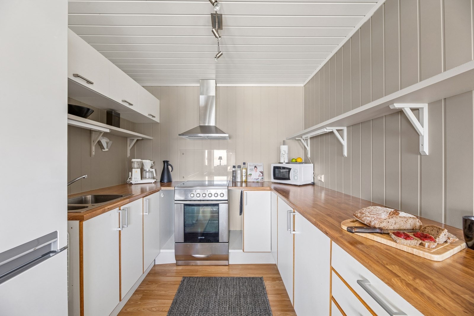 Kjøkkeninnredningen består av glatte fronter og benkeplate av laminat. Galleribilde