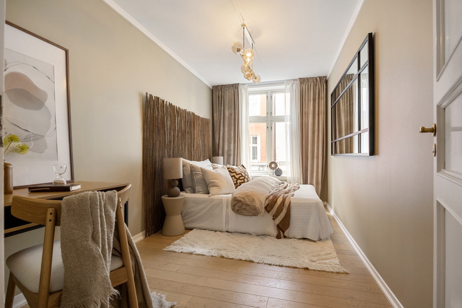 Soverom 1 er av god størrelse med plass til dobbeltseng og garderobeskap. Galleribilde