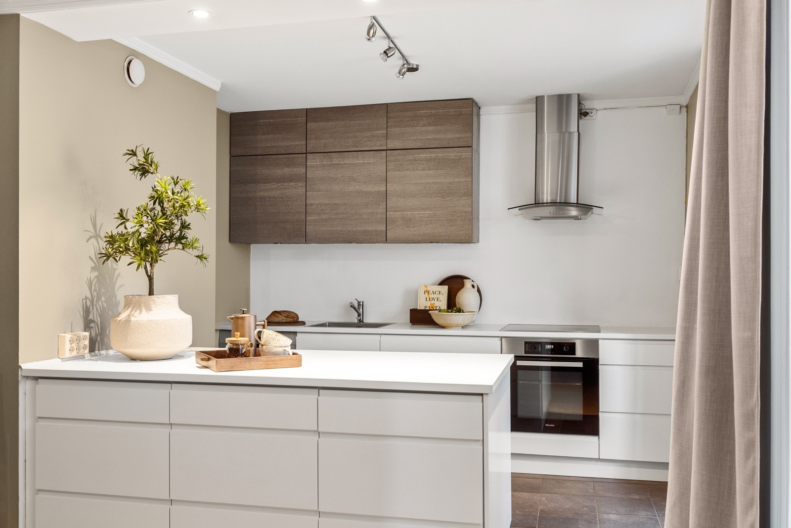 Rikelig med skap- og benkeplass. Galleribilde