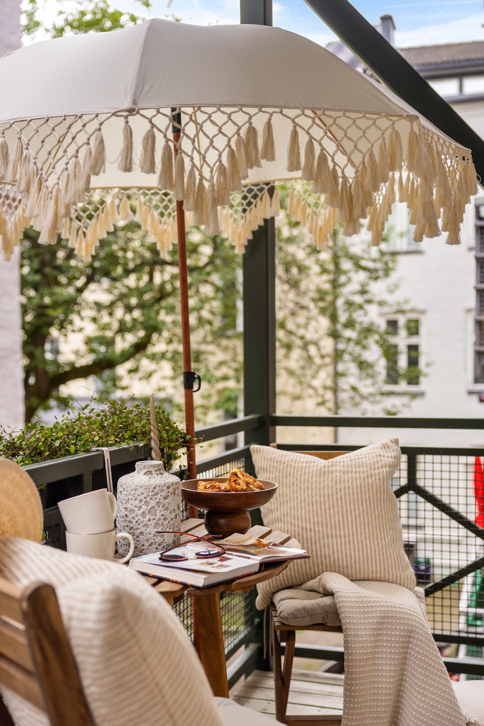 Balkongen vender mot pent indre gårdsrom. Galleribilde