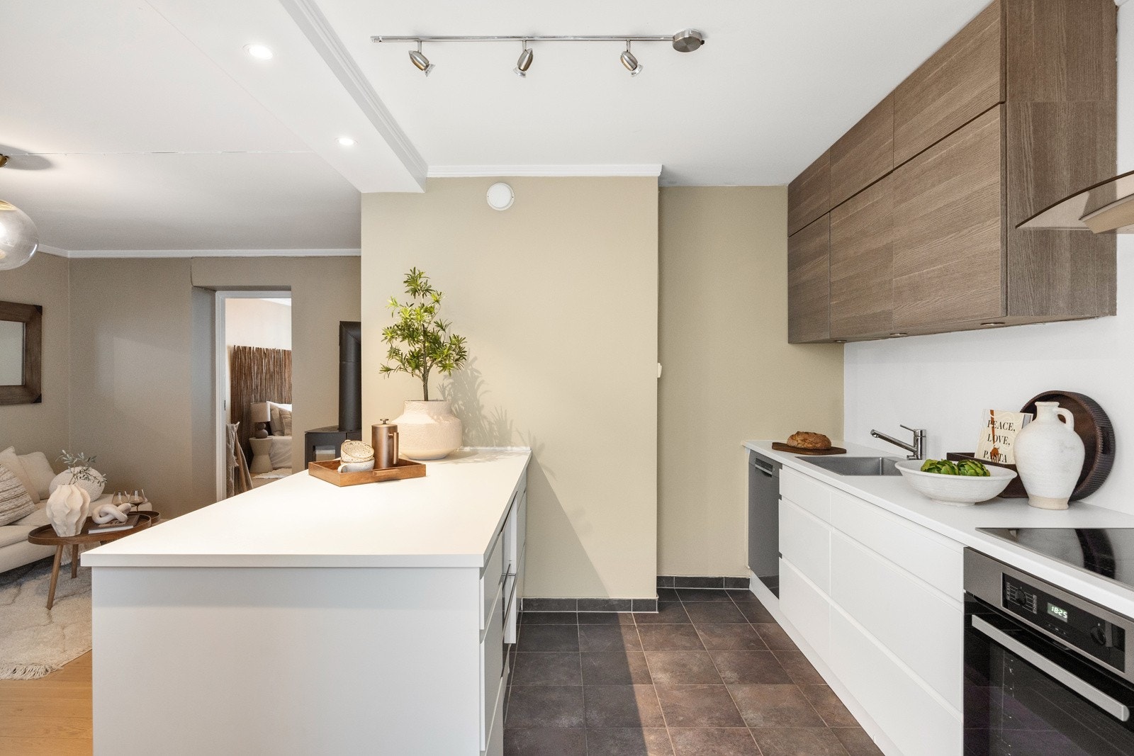 Stilren kjøkkeninnredning fra Nygård Trevarefabrikk med praktisk kjøkkenøy. Galleribilde