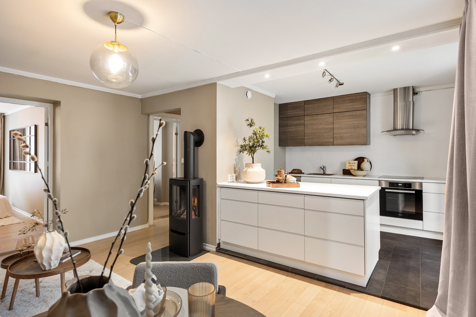 Moderne åpen stue- og kjøkkenløsning med god soneinndeling. Galleribilde