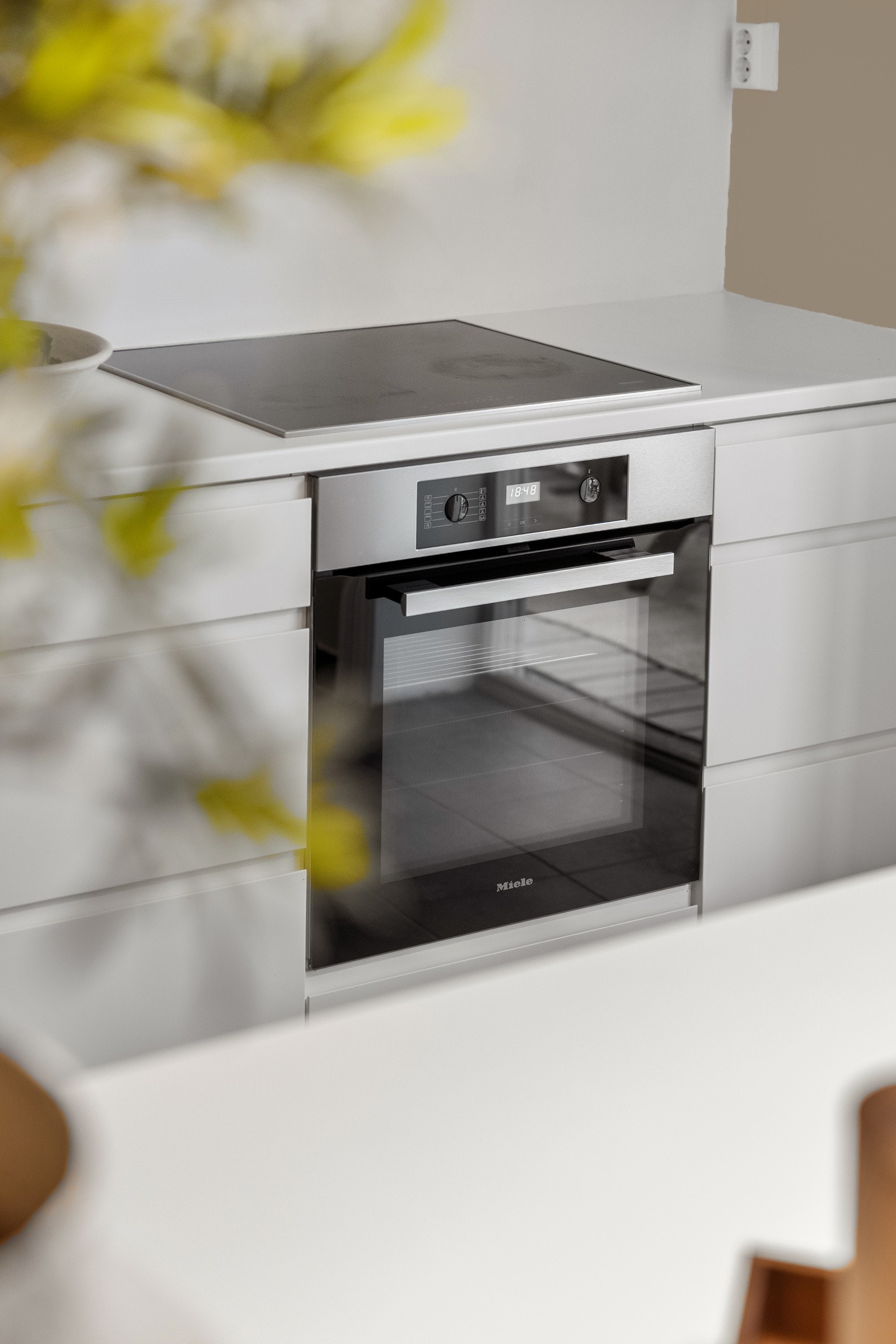 Integrerte hvitevarer: induksjonstopp, stekeovn, oppvaskmaskin og kjøleskuffer. Galleribilde