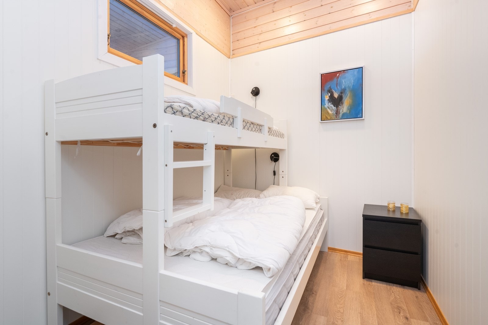 Det er i tillegg et innredet rom som har vært benyttet som soverom. Dette rommet er ikke godkjent som soverom. Galleribilde