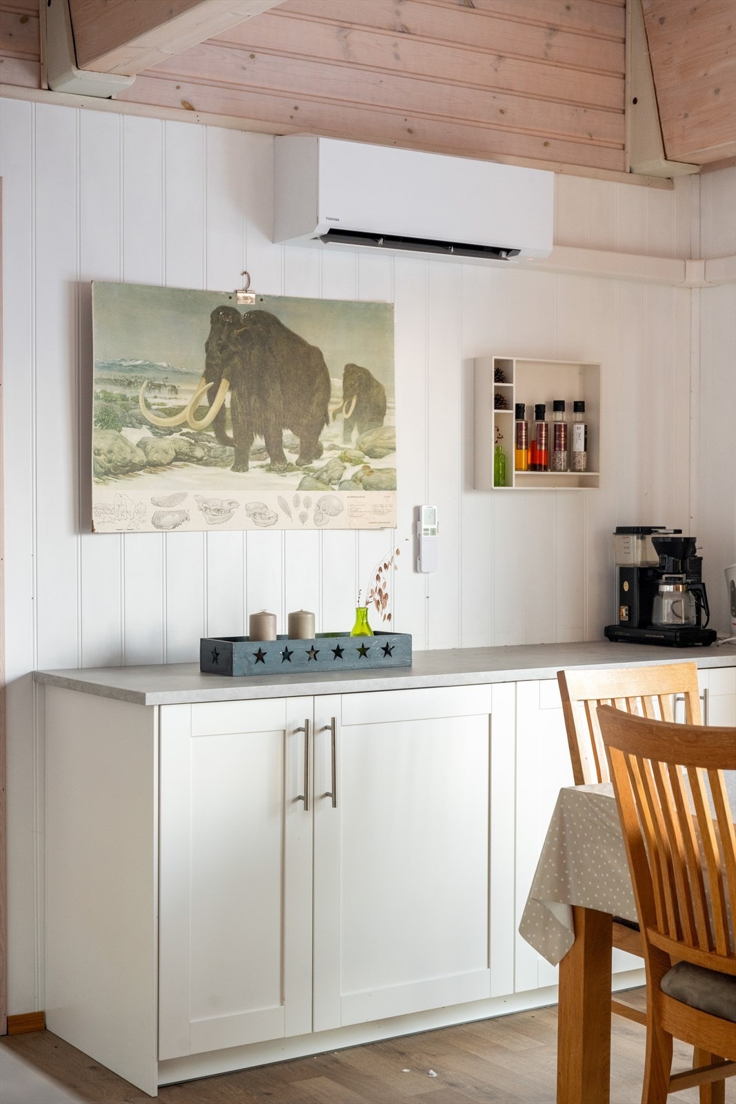 Det er montert varmepumpe for jevn varme på kaldere dager. Galleribilde