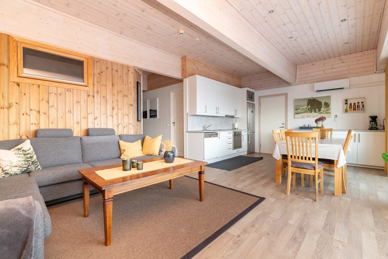 Lys og tiltalende selveierleilighet med flott beliggenhet - god takhøyde - vestvendt balkong Galleribilde