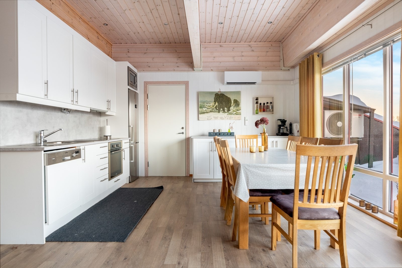 Det er kjøl/fryseskap, oppvaskmaskin, platetopp, micro og stekeovn. Over stekesone er det ventilator med avtrekk ut. Galleribilde