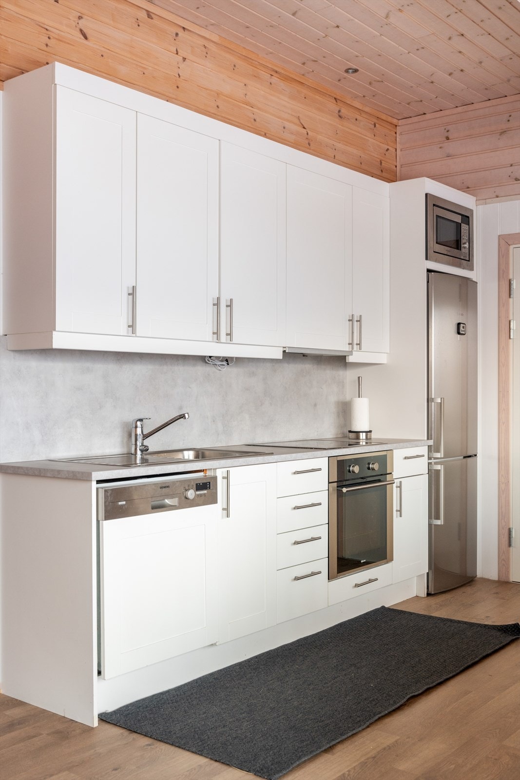 Kjøkkenet har innredning med profilerte fronter og benkeplate av laminat. Her er det god skapplass. Galleribilde