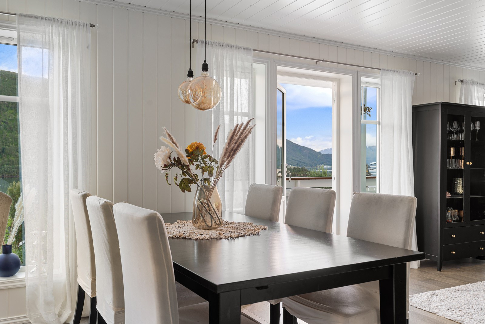 God plass for stort spisebord med plass for hele familien!