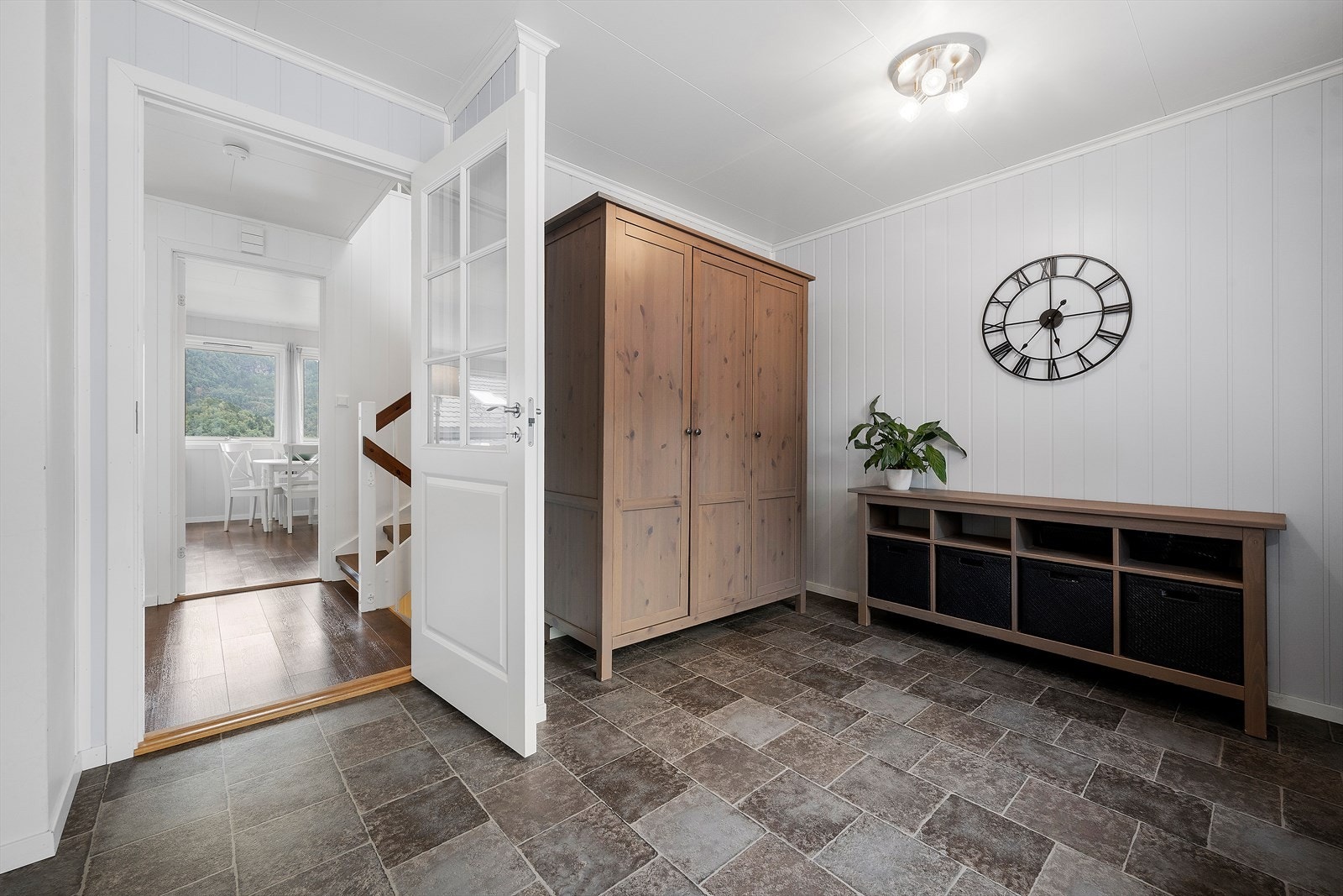 1. etasje består av entre, stue og kjøkken Galleribilde