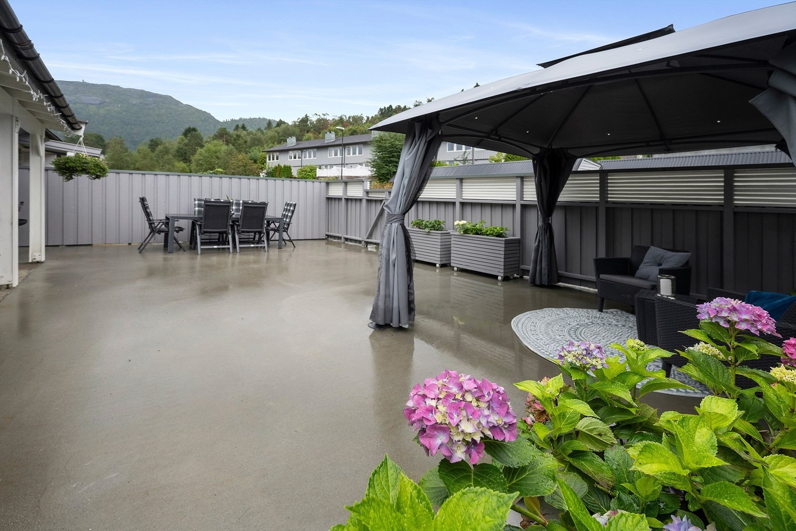 Skjermet og fin uteplass med gode solforhold! Galleribilde