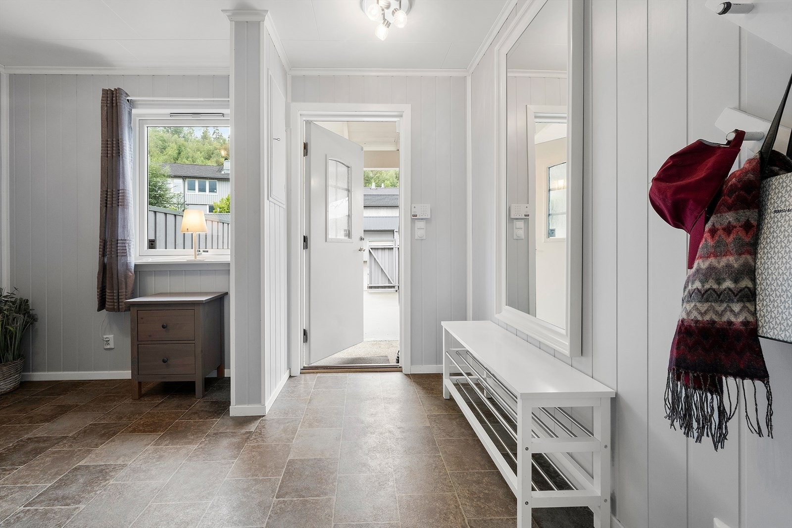 Romslig entre/hall Galleribilde