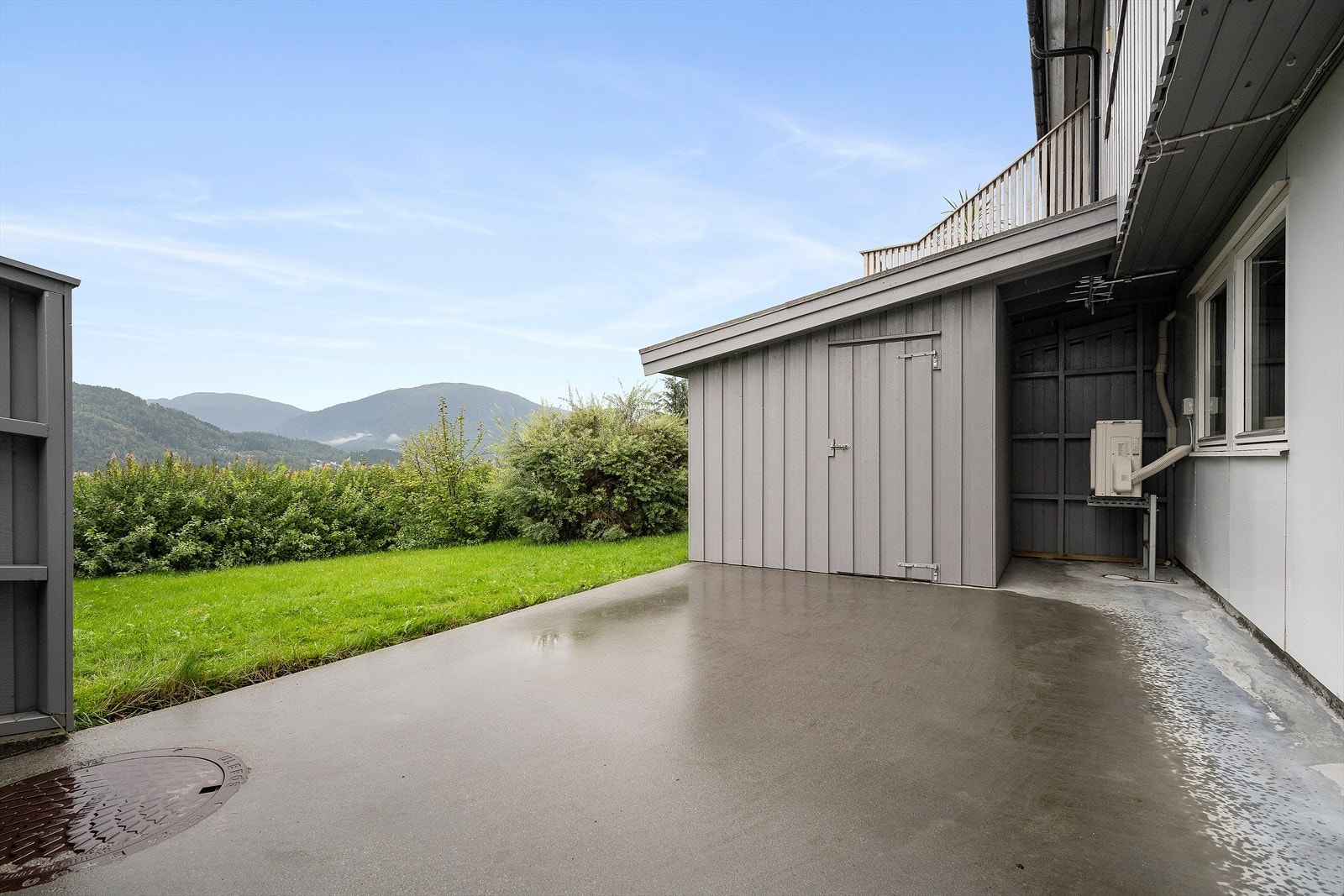 Terrassen er på 25 kvm og det er bygget en bod på 4 kvm mot naboen. Galleribilde