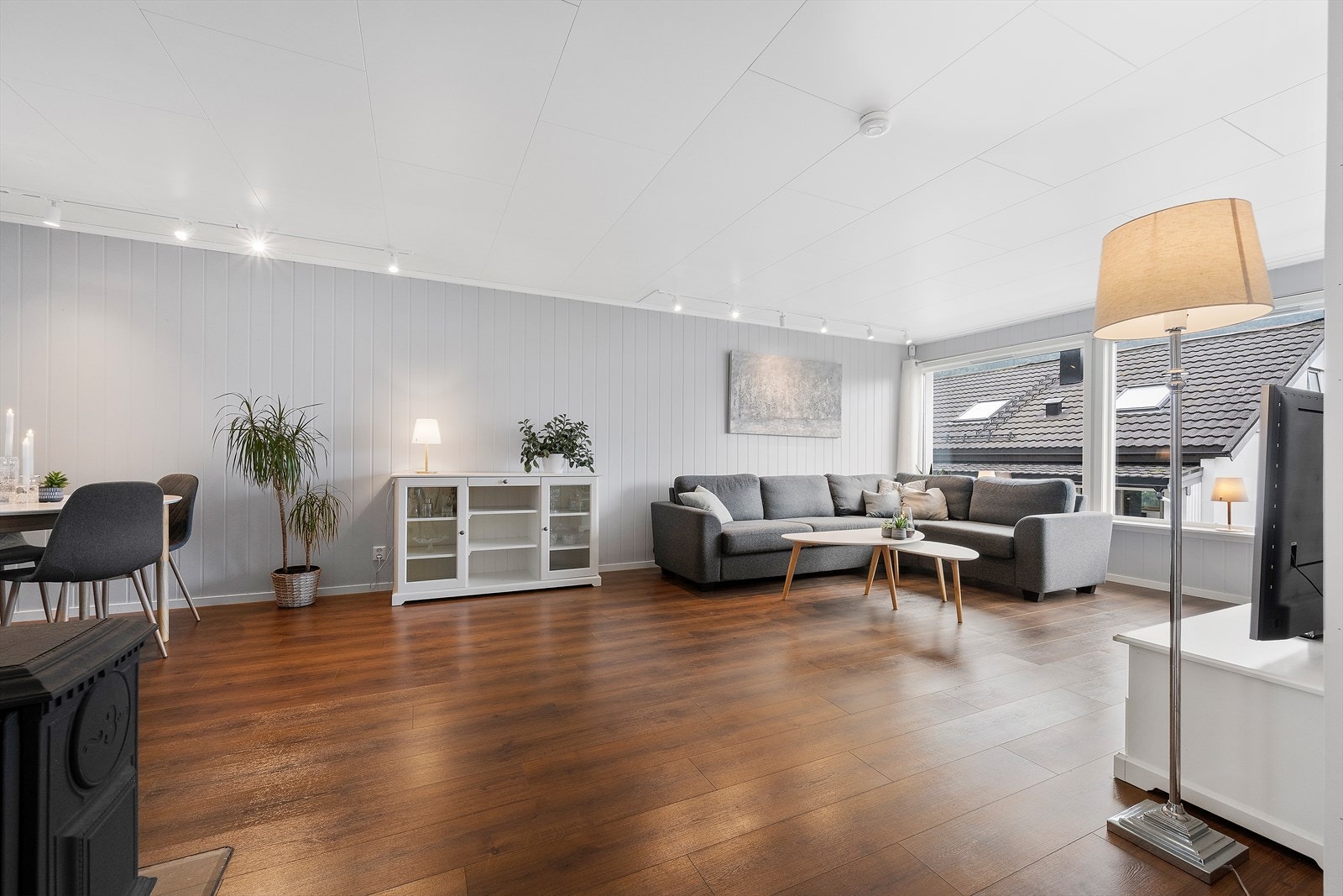 Romslig, gjennomgående stue med utgang til terrasse Galleribilde