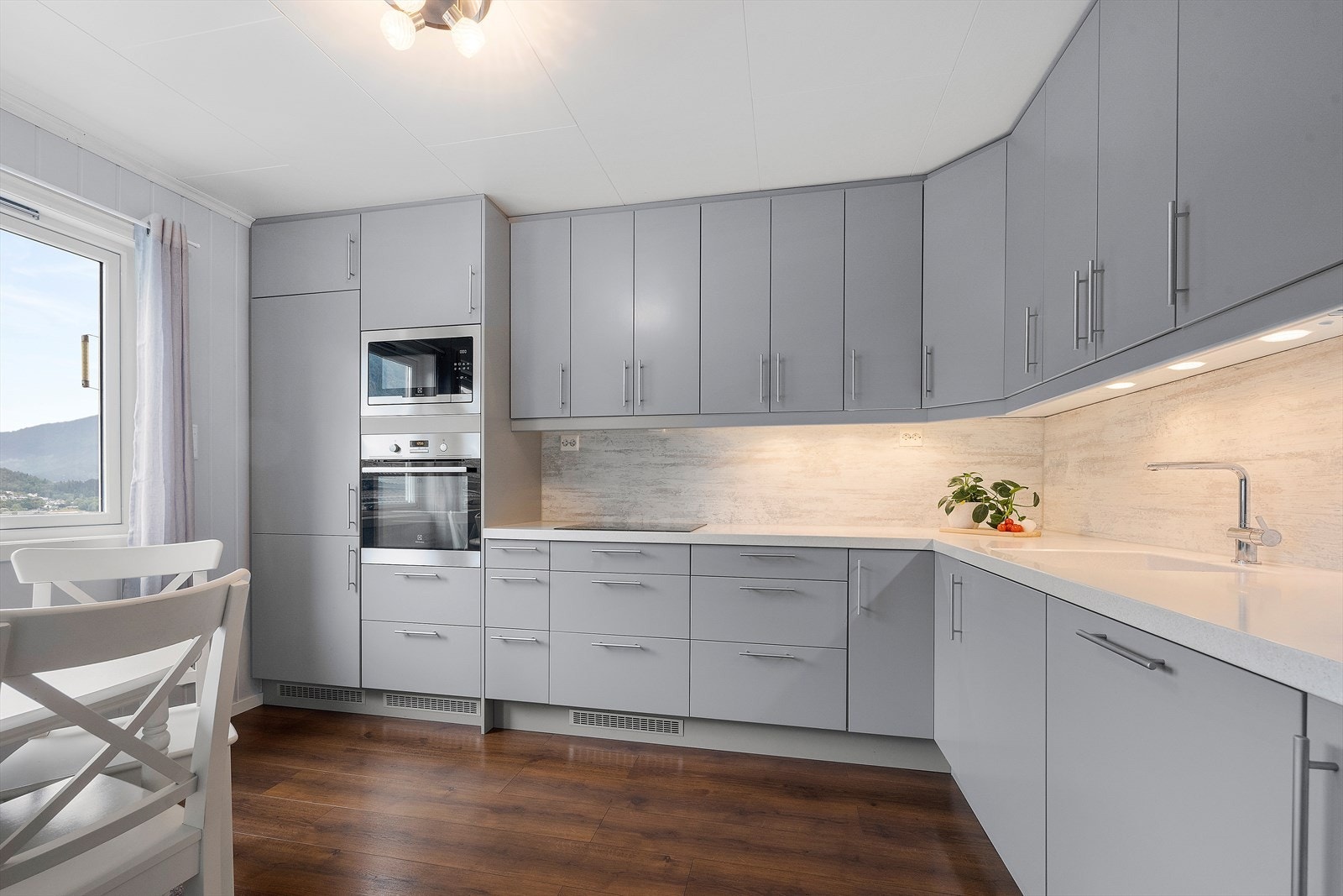 Nytt kjøkken fra Epoq i 2018 med takhøye skap og integrerte hvitevarer. Galleribilde