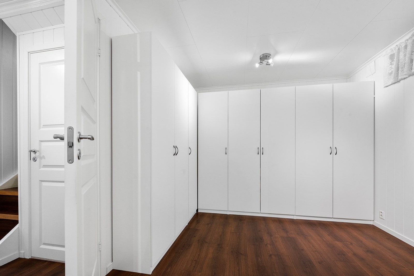 I boden i underetasjen er det godt med skapplass. Galleribilde