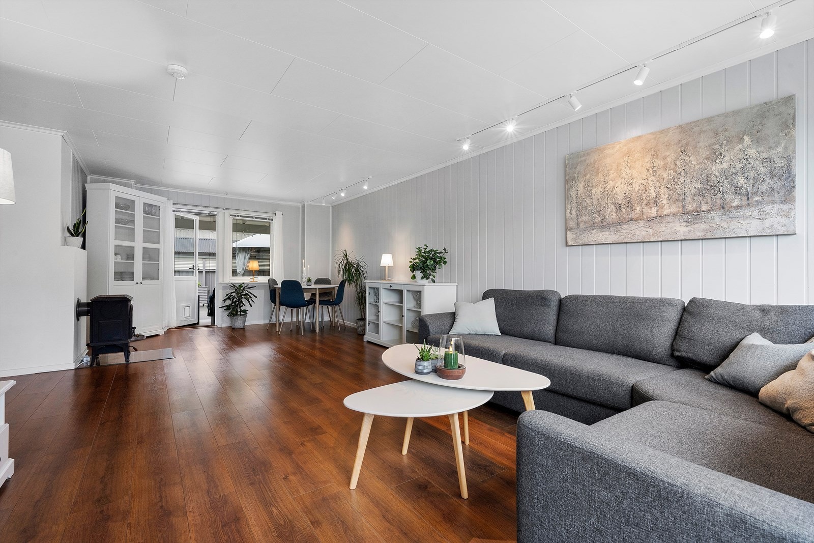 Fra stuen er det utgang til sørvendt terrasse. Galleribilde