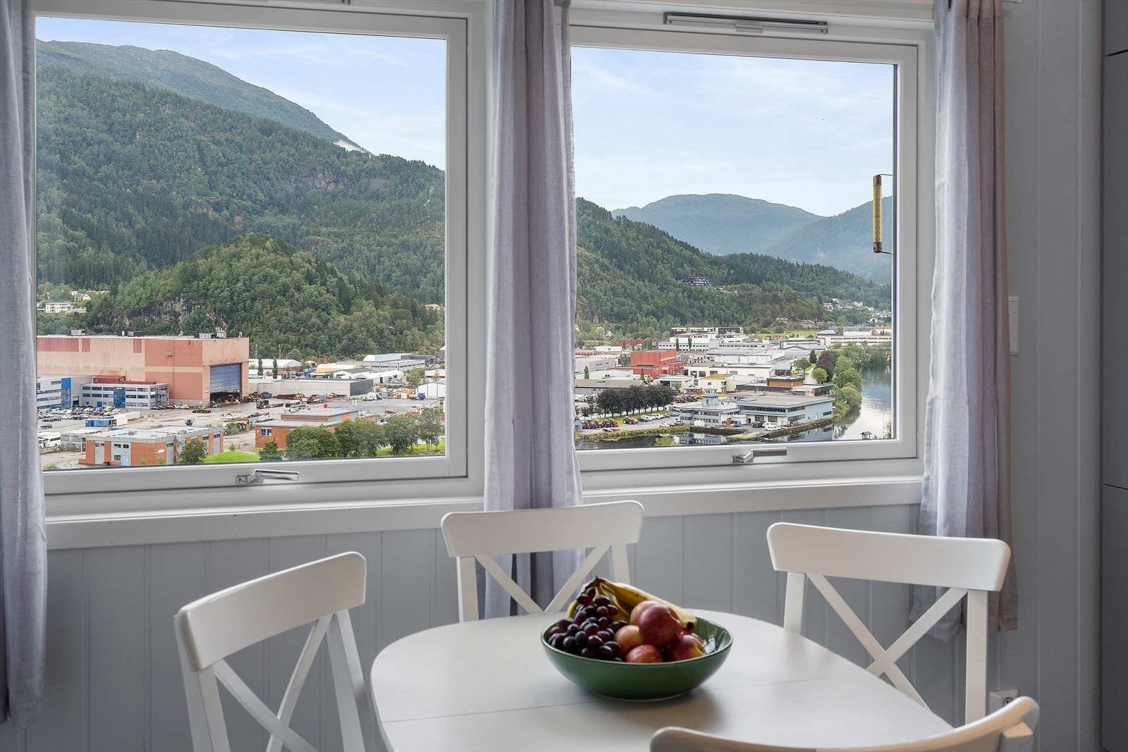 Fri og fin utsikt fra spisebordet på kjøkkenet Galleribilde