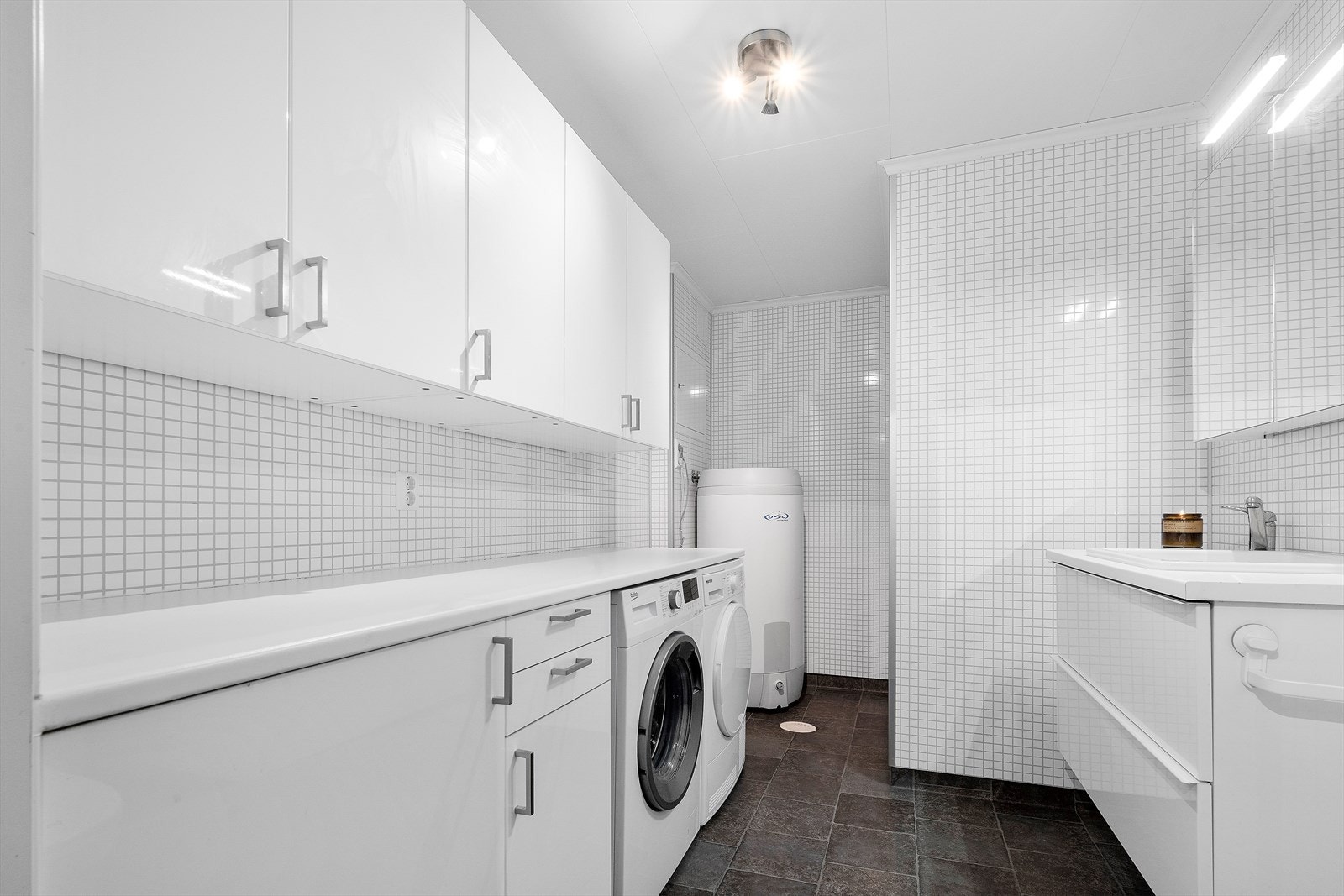 Vaskerommet ble også renovert i 2013, og i den forbindelse ble det montert vegghengt toalett og baderomsinnredning på vaskerommet. Galleribilde