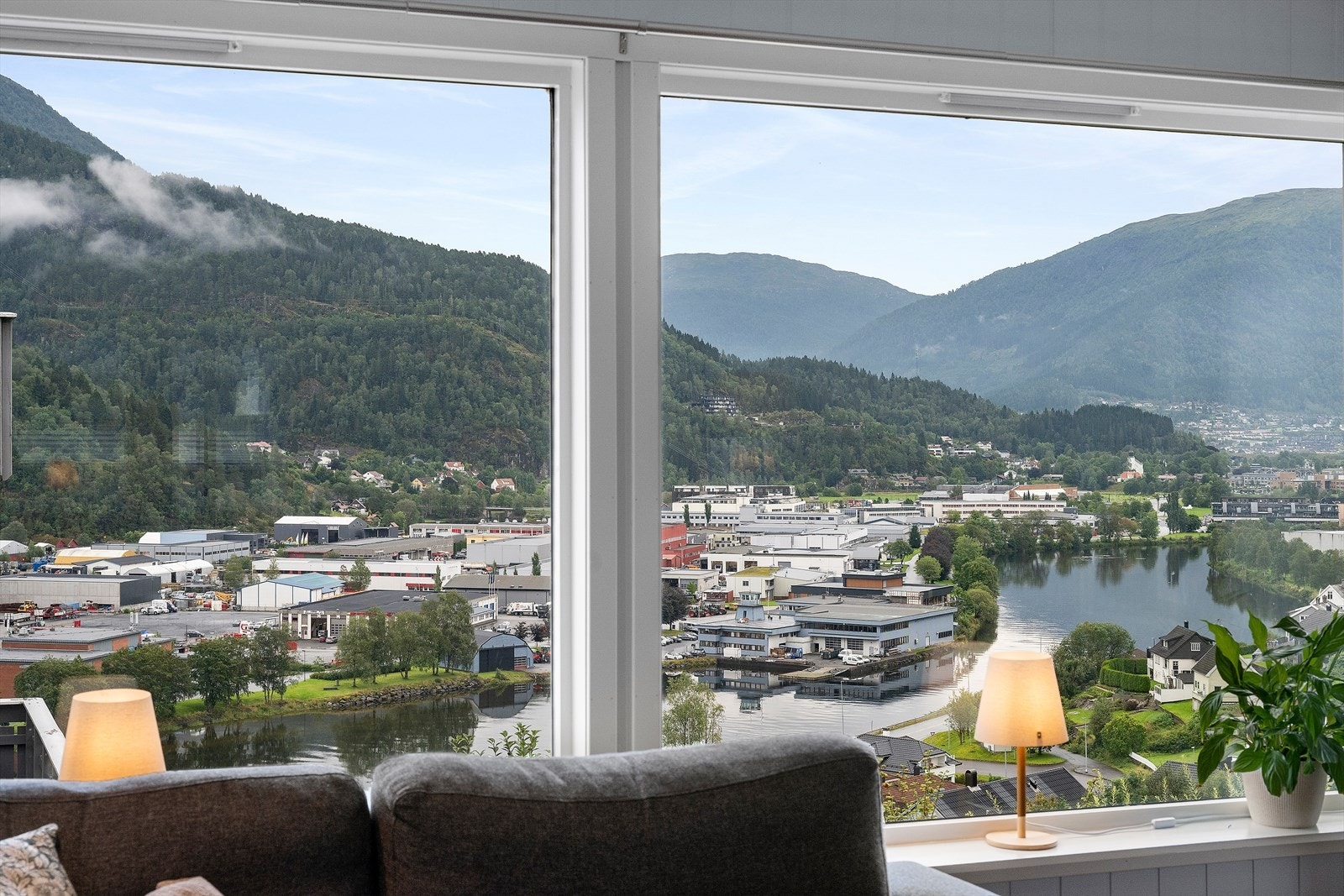 Flott utsikt over Jølstra og innover mot sentrum. Galleribilde