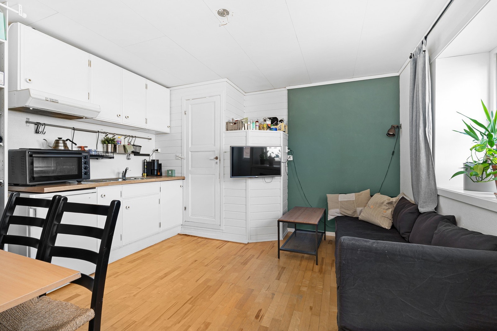 Åpen løsning mellom kjøkken og stue. Galleribilde