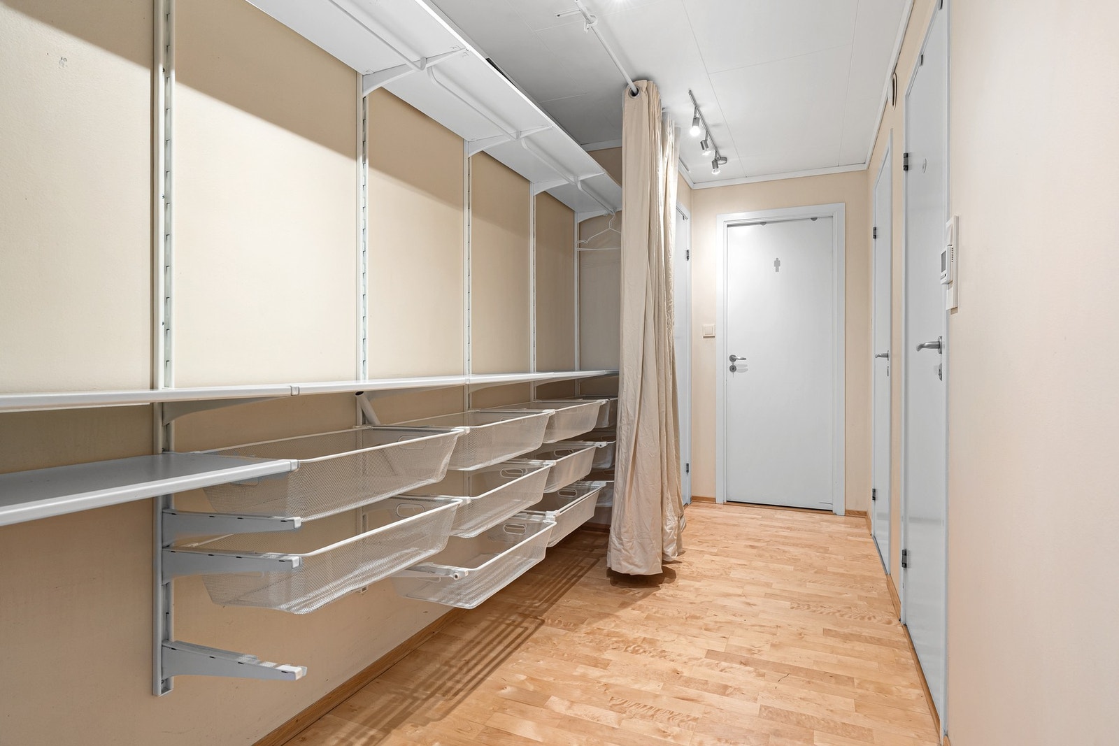 I gangen som fører til soverom, bad og vaskerom er det satt inn en praktisk oppbevaringsløsning. Galleribilde