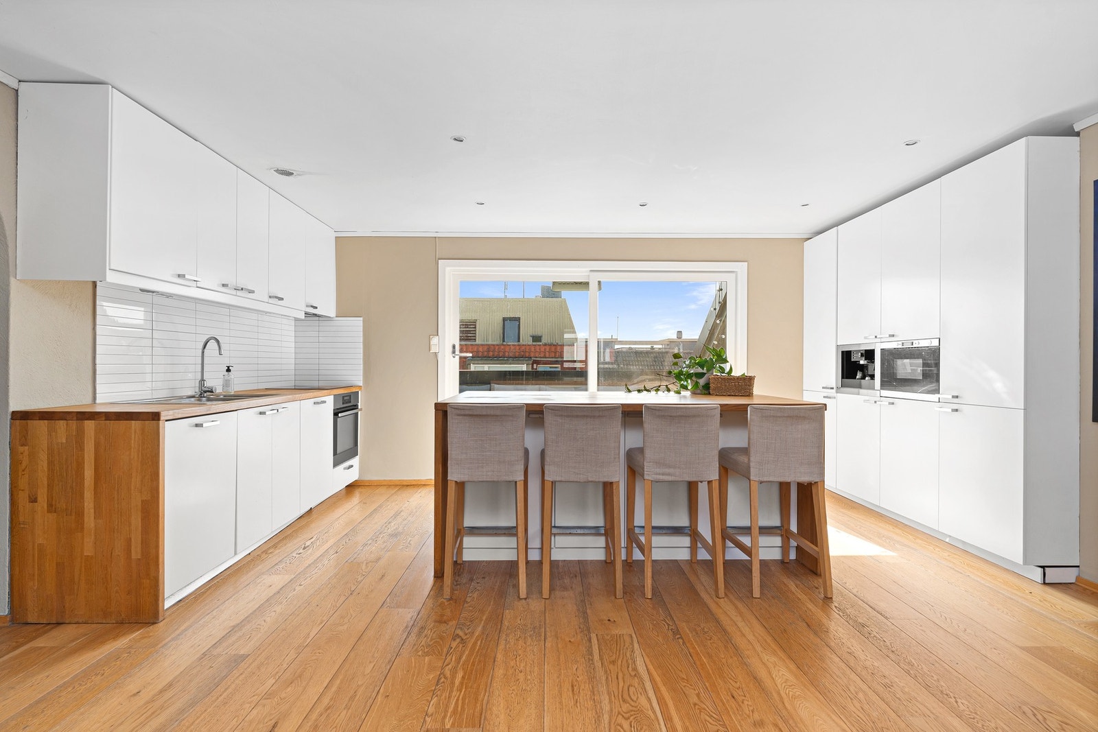 Lyst og fint kjøkken med tidløs innredning. Store glassflater slipper inn rikelig med dagslys. Dette bidrar til en god atmosfære i leiligheten. Galleribilde