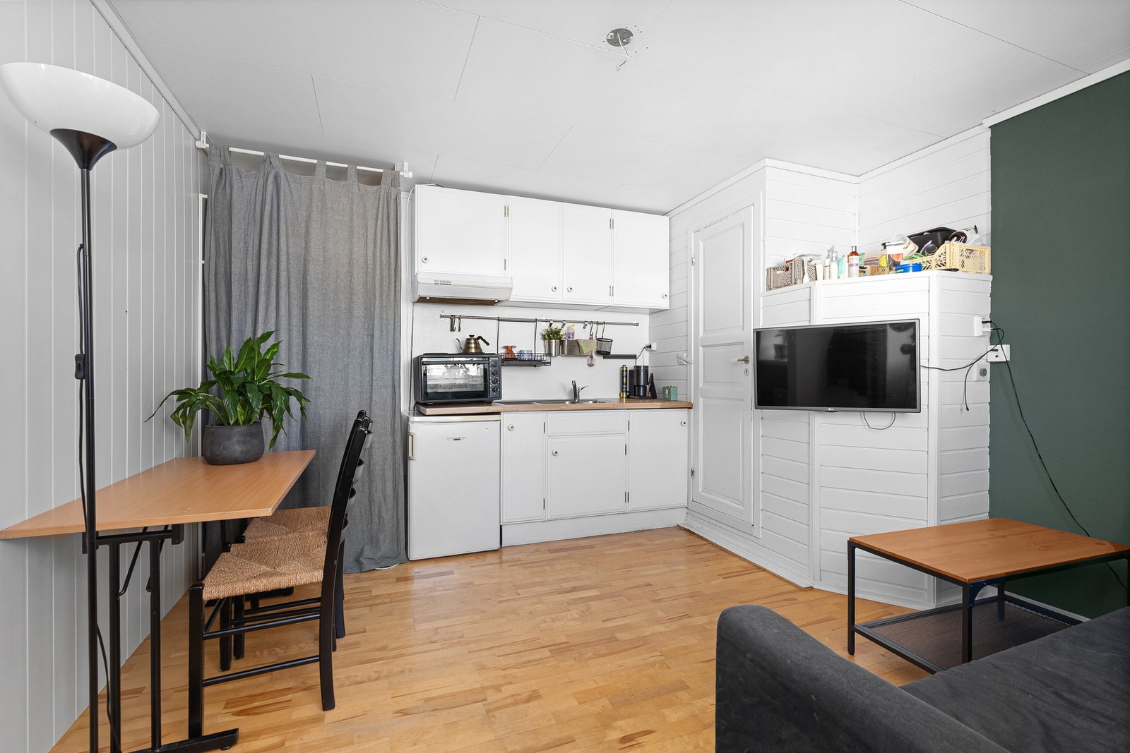 Innredet hybel har den siste tiden vært leid ut for kr. 9000,-. Egen strømmåler. Galleribilde