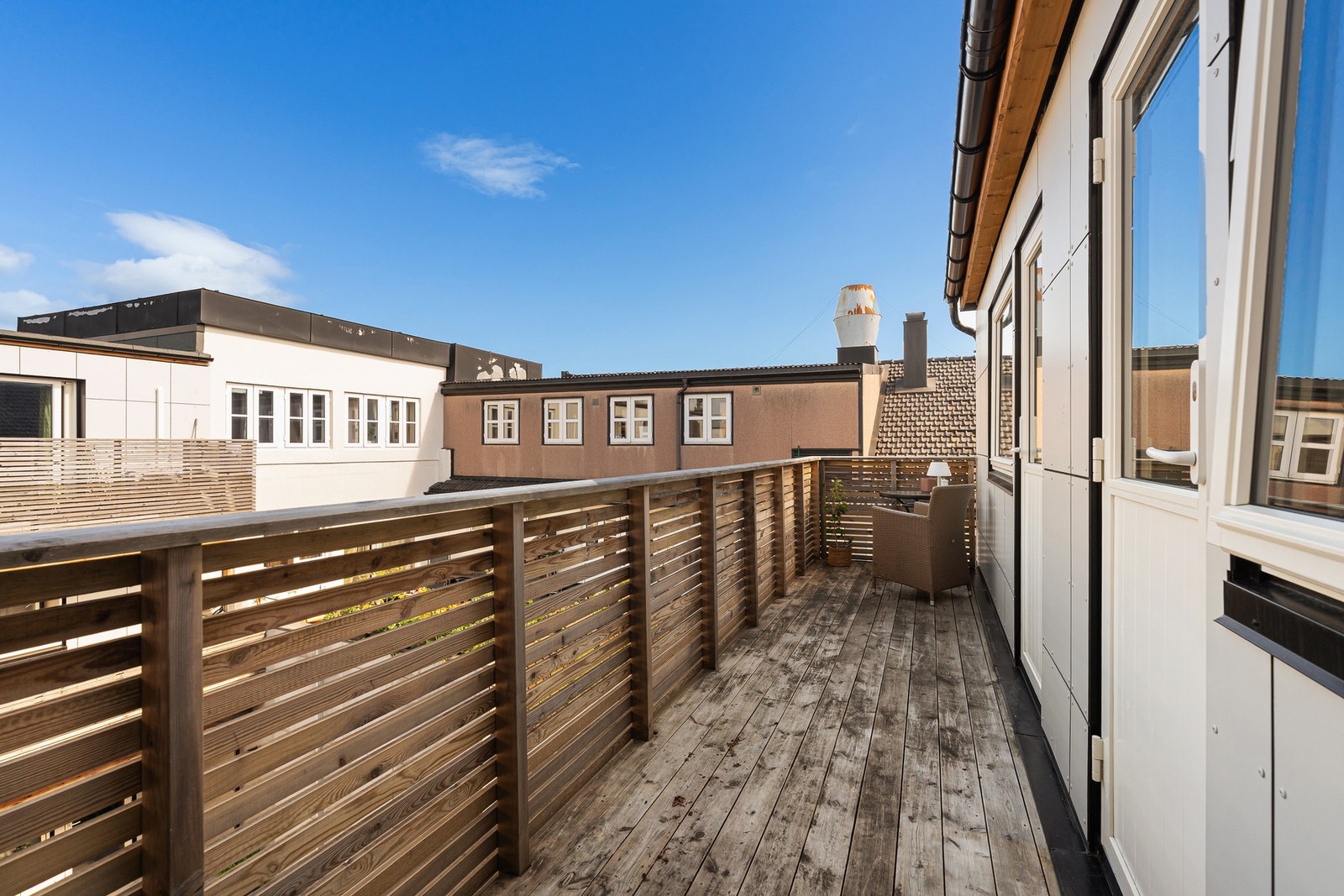 Leilighetens tredje veranda med inngang til innredet hybel (ikke godkjent). Galleribilde