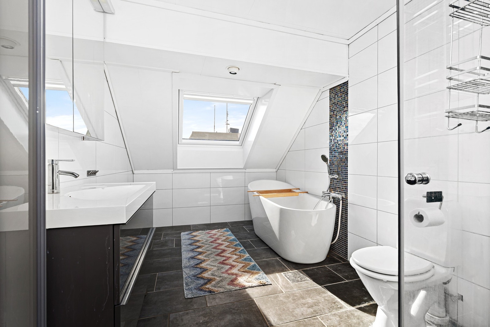 Badet er av god størrelse og har en fin innredning. Galleribilde