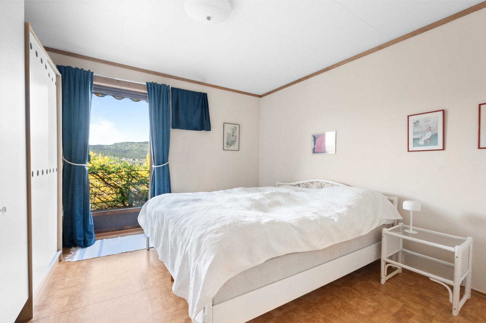 Stort soverom med god plass og store vindusflater Galleribilde