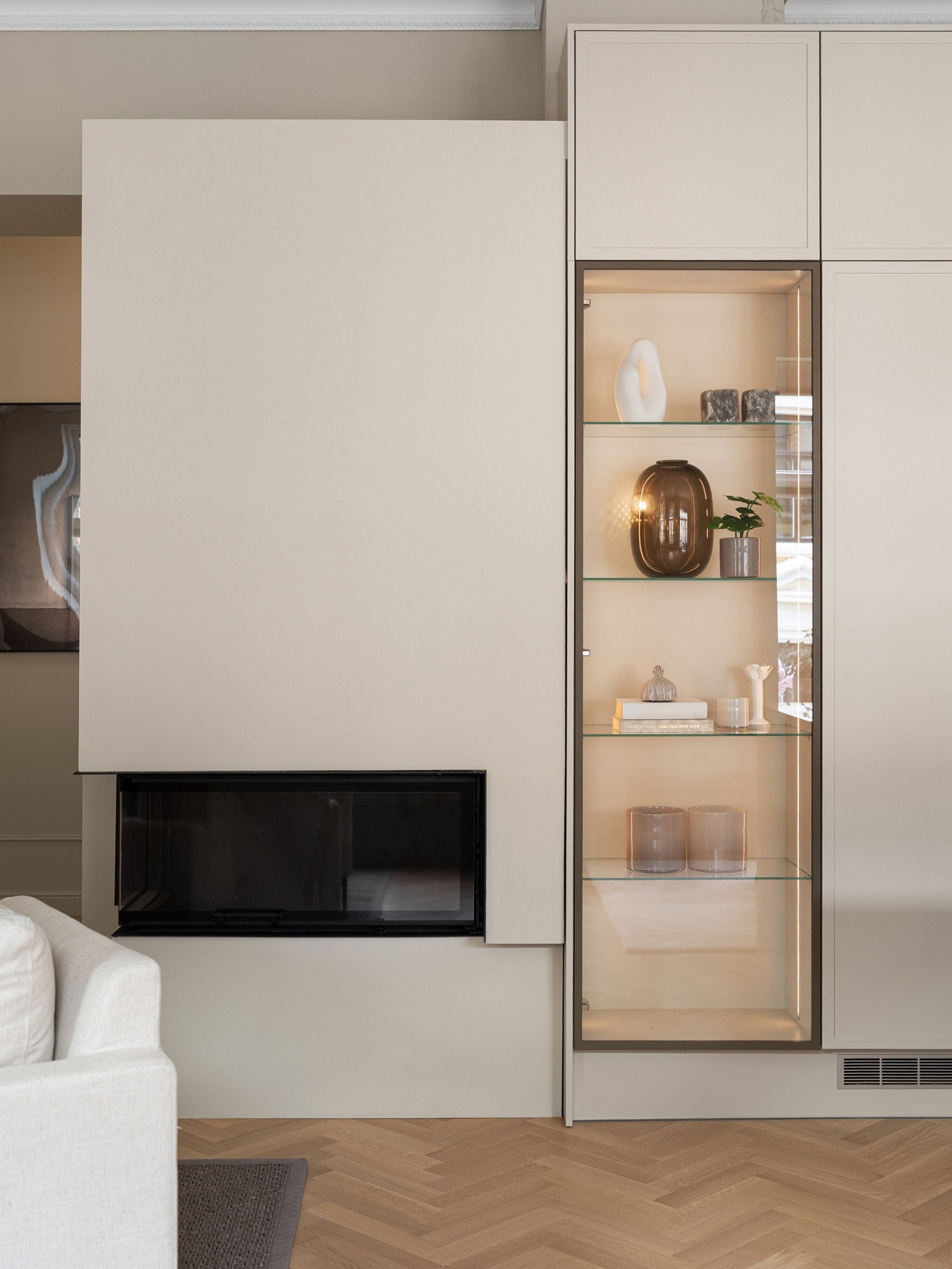 Flott peis som varmer godt på kaldere dager, samt praktisk nisje for oppbevaring. Galleribilde