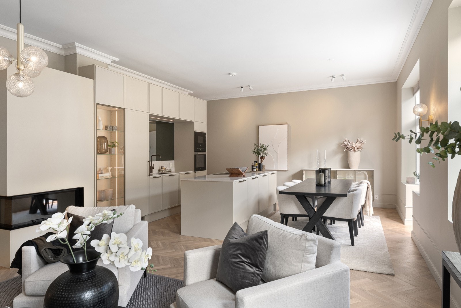 Takbelysning, lampett og vegglamper er strategisk plassert for stemningsfull belysning. Galleribilde