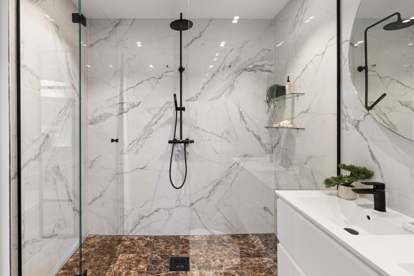 Gulvet har elektriske varmekabler som gir behagelig varme, og innfelte spotlights i taket sørger for god og funksjonell belysning. Galleribilde