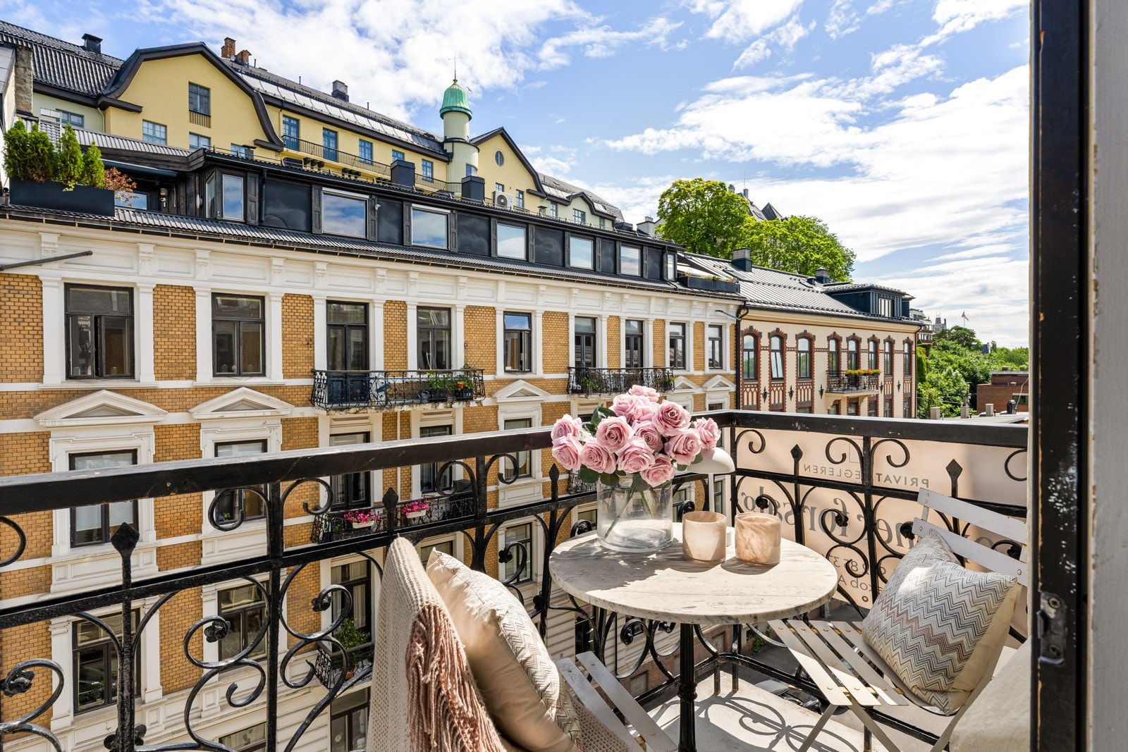 Lars Jakob Aarak v/Privatmegleren Park har gleden av å presentere denne rålekre leiligheten med meget høy standard og nydelige detaljer som det sjeldent finnes av sentralt på Frogner. Galleribilde