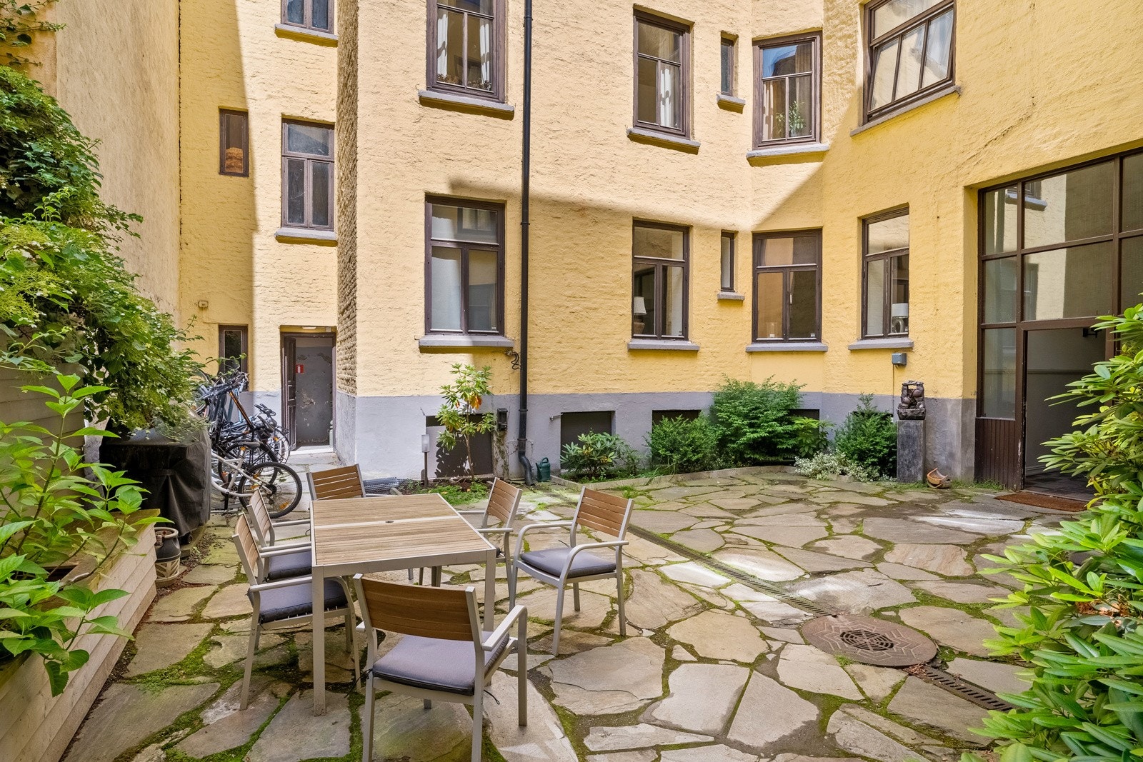 Hyggelig bakgård. Galleribilde