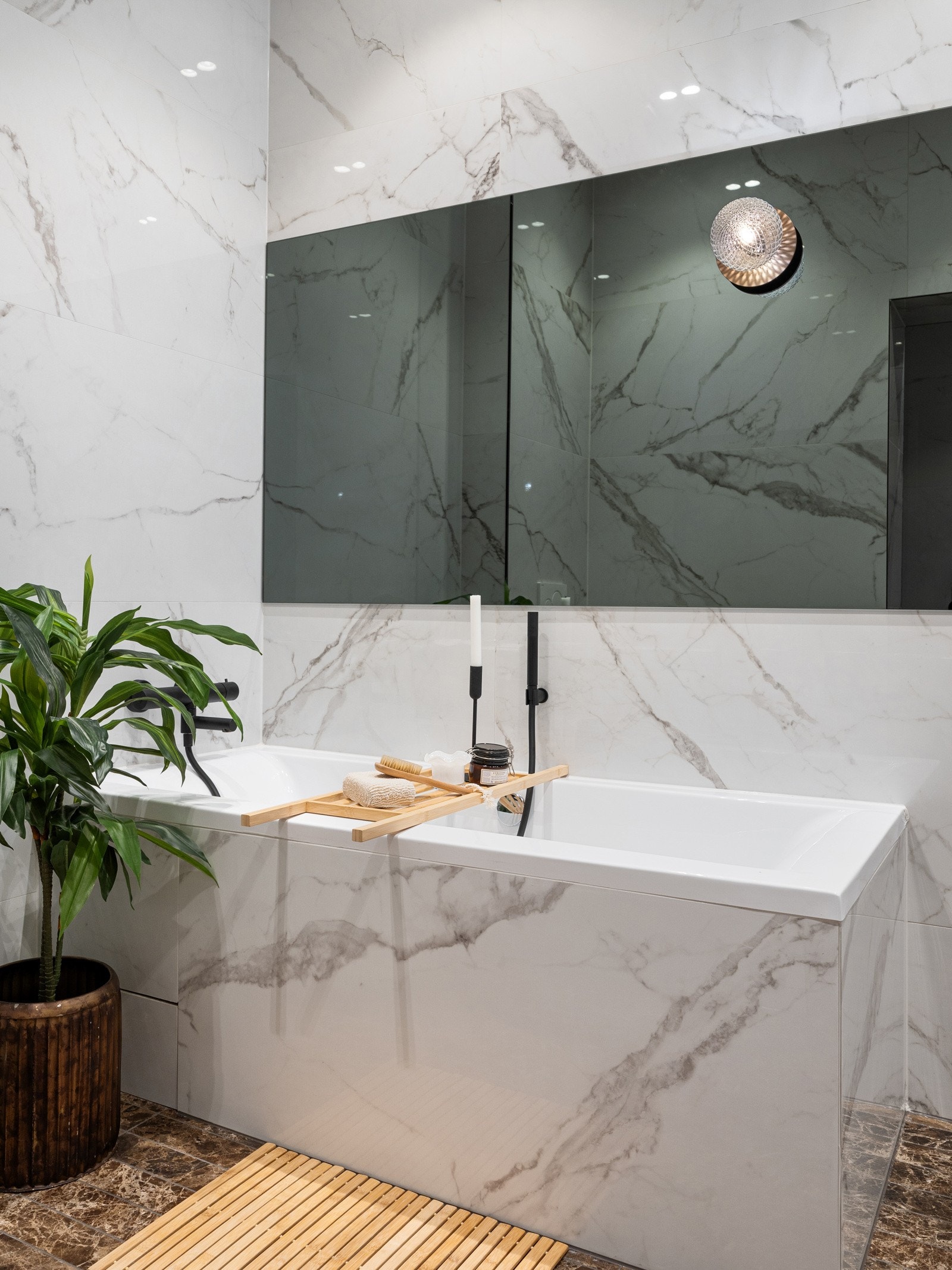 Badet er utstyrt med vegghengt toalett, dusjnisje og frittstående badekar, noe som gir både funksjonalitet og fleksibilitet i hverdagen. Galleribilde