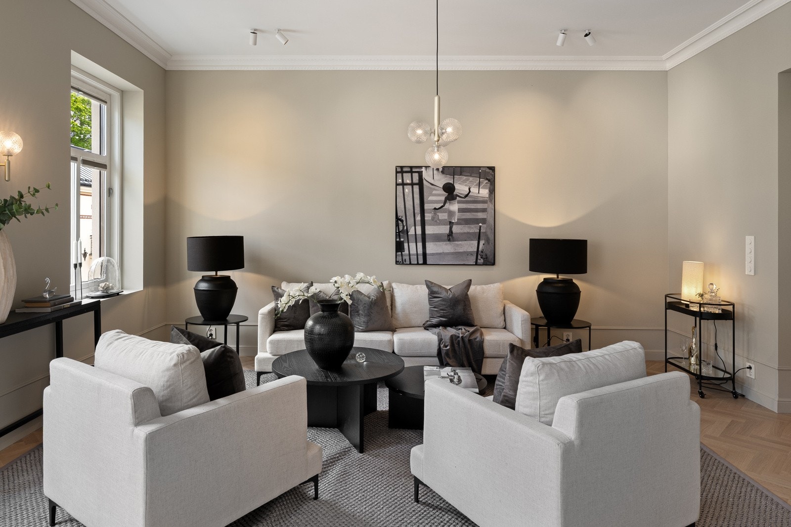 Leiligheten er svært gjennomtenkt og stilmessig utført med fokus på det originale og moderne. Galleribilde